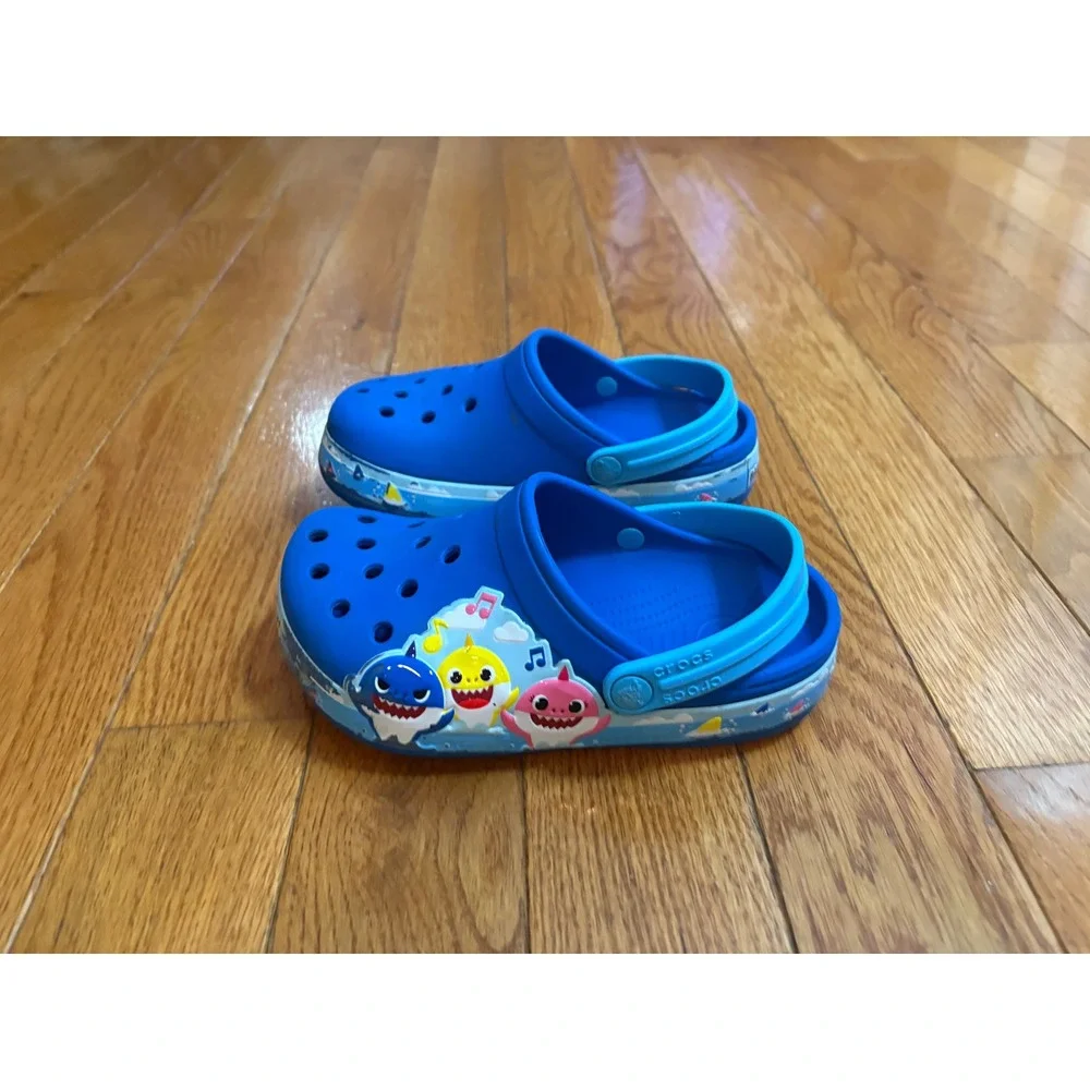 Boys or girls Crocs Baby Shark Pinkfong Blue‎ Clogs Kids Size 2 Slip On Shoe
